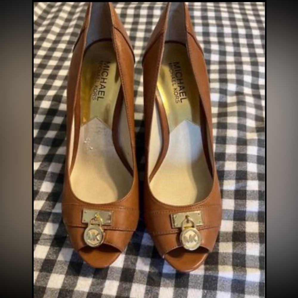 Gorgeous Michael Kors Hamilton Peep Toe Wedge! Size 7.5!